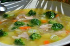 Диетический суп из куриной грудки с имбирем и брокколи