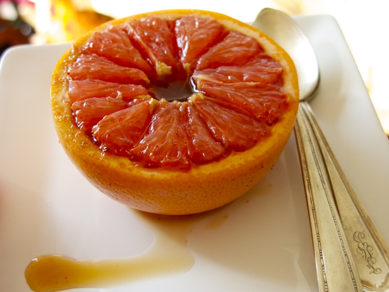 Запеченный грейпфрут «Сладкая мечта» (с медом и корицей)