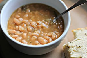 Рецепты наших читателей. Фасолевый суп с базиликом и оливковым маслом