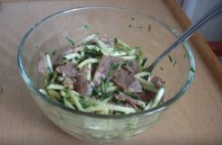 Диетический салат с отварной говядиной и огурцами