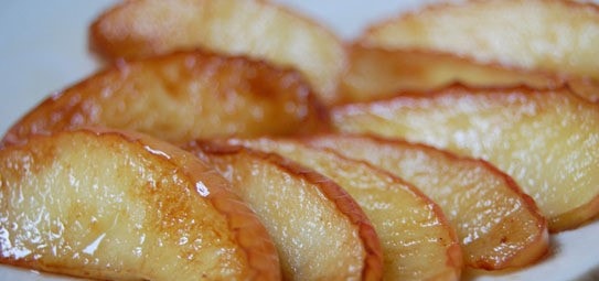 Печеные яблоки на сковороде с корицей (94 ккал на 100 грамм)