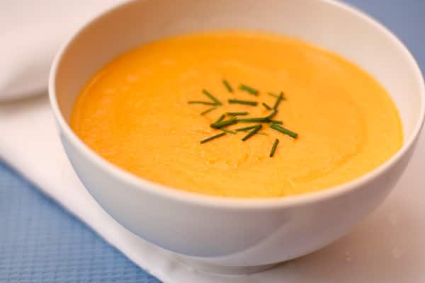Диетический морковный суп пюре с йогуртом и тмином