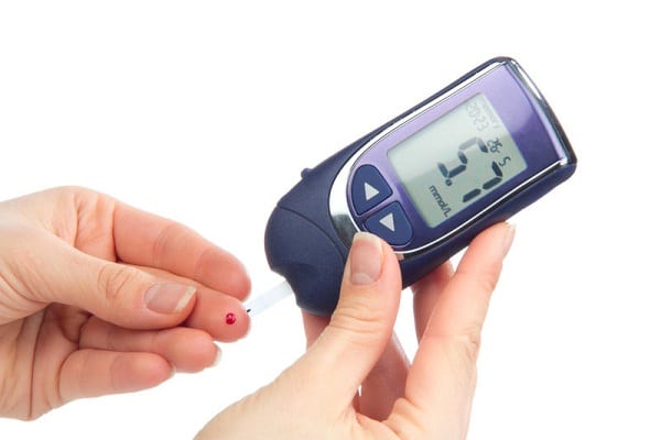 Измерение сахара в крови глюкометром: норма, таблица показателей, алгоритм работы